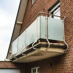 Balkongeländer mit Glasfüllung