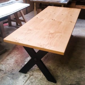 Holztisch mit Metallgestell