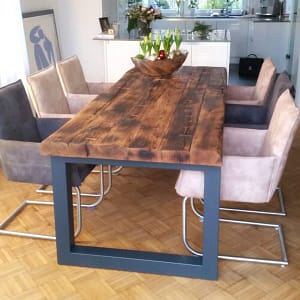 Holztisch mit Metallgestell